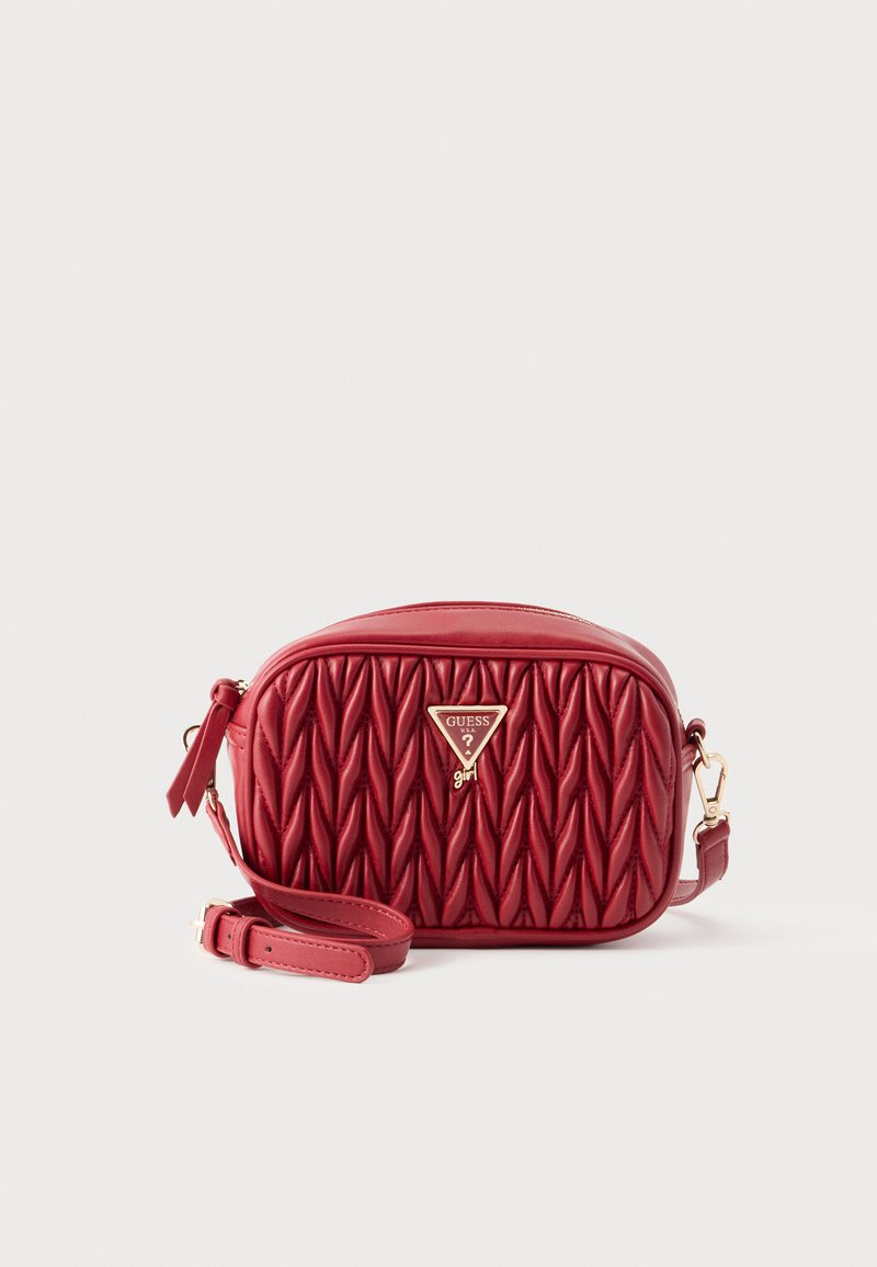 Κόκκινη τσάντα crossbody με σχέδιο κουβερλί, ρυθμιζόμενο λουρί, μεταλλικά στοιχεία σε χρυσό τόνο και τρίγωνο λογότυπο Guess στο μπροστινό μέρος.