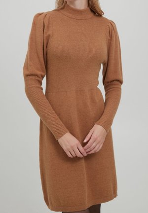 Abito lavorato a maglia marrone con colletto alto, texture a coste, maniche a palloncino e un corpetto aderente che passa a un orlo della gonna svasato.