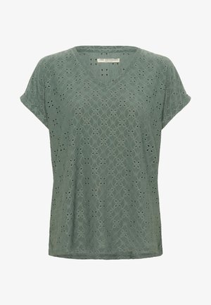 Groene T-shirt met korte mouwen van textuurstof, met een V-hals en een luchtig patroon met geometrische ontwerpen.