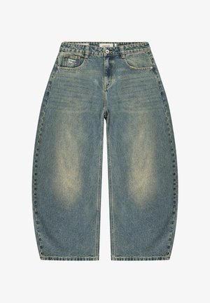 Vidbenede, falmede blå denimjeans med forlommer, knaplukning og et "project blue"-mærke på den højre forlomme.