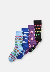 Quatre paires de chaussettes colorées : bleues avec des champignons pixelisés, des nuages ; violettes avec des visages de cochons ; noires avec des champignons vibrants en orange et vert.