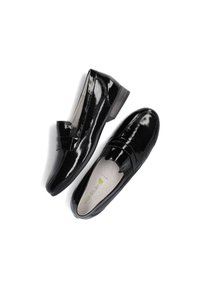 Zwarte lakleren loafers met een lage gestapelde hak, voorzien van een decoratieve band en een gladde textuur. Het interieur is gevoerd met een kussentje en heeft een gelogode inlegzool.