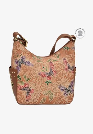 Leren handtas met bloemen- en vlinderrelief in warme tinten, voorzien van een bruine schouderriem en decoratieve studs aan de zijkant.