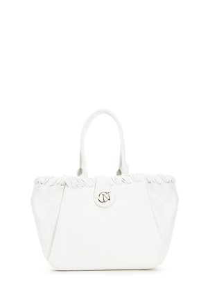 Wit lederen tote bag met een gestructureerde gerimpelde bovenrand, dubbele handvatten en een zilveren hardware logo accent aan de voorkant.