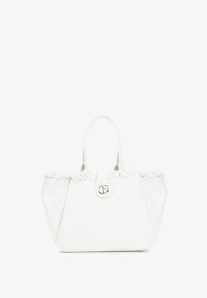 Hvid læder tote taske med en tekstureret, rynket øverste kant, dobbelte håndtag og et sølvfarvet hardware-logo som accent på forsiden.