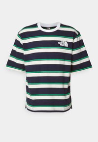 Koszulka z krótkim rękawem w granatowo-białe i zielone paski z logo The North Face na lewej piersi oraz białym okrągłym dekoltem.