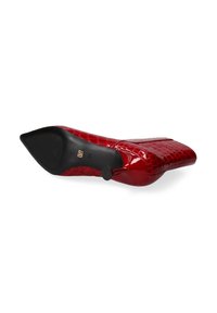 Scarpa con tacco alto in vernice rossa, con punta affusolata e texture coccodrillo. Presenta una suola nera e un accento in hardware dorato.