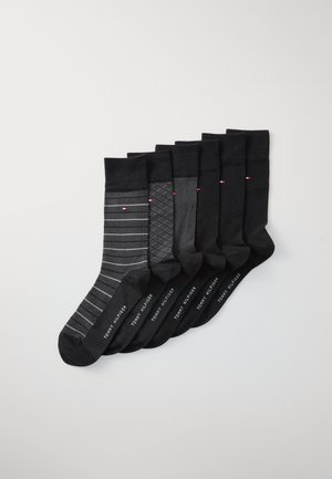 Ensemble de sept chaussettes dans des nuances variées de noir et gris. Comprend des modèles rayés et à motifs. Présente un logo au niveau du poignet. Matière en mélange de coton.