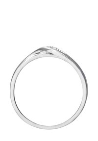 Sidabrinis žiedas su lygia, poliruota apdaila; pasižymi išlenktu dizainu su subtiliais tekstūriniais akcentais vienoje pusėje.