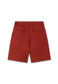 Shorts en coton rouge avec une coupe droite, deux poches arrière et un design de taille épuré. Texture lisse sans motifs visibles.