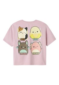 Ljusrosa t-shirt med kort ärm som har fyra tecknade figurer: en katt, en citron, en fladdermus och en varelse med vingar, var och en med sitt namn under.