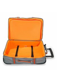 Maleta gris con interior naranja. Incluye características como correas negras dobles para asegurar el contenido y un mango retráctil. Diseño abierto y espacioso.