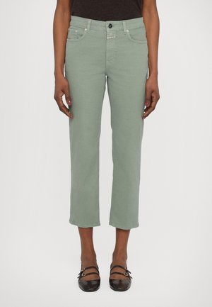 Mintgrüne, cropped Jeans mit geradem Bein, Fünf-Taschen-Design, Vorderknopfverschluss und fransigem Saum.