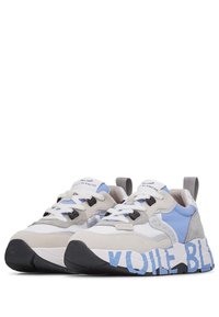 Graue und blaue Sneakers aus verschiedenen Materialien, einschließlich Wildleder und Mesh. Sie verfügen über eine klobige weiße Sohle und grafischen Text an der Seite.