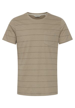 Világosbarna csíkozott póló, puha pamutból készült, kerek nyakkal, rövid ujjakkal és mellzsebből. Sötét vízszintes csíkokkal rendelkezik.