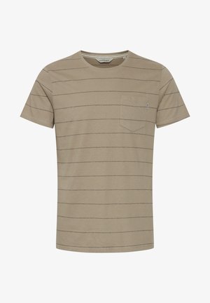 Beige triibuline T-särk, mis on valmistatud pehmest puuvillast, ümmarguse kaelusega, lühikeste varrukatega ja rinna taskuga. Omab tumedaid horisontaalseid triibusid.