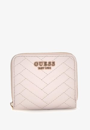 Portafoglio trapuntato rosa con chiusura a zip, caratterizzato da un motivo a zigzag e un logo in tonalità oro impresso sul davanti. Texture liscia.