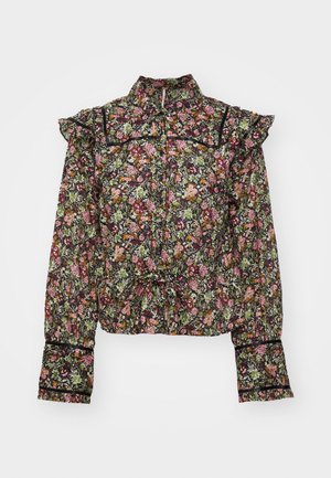 Blusa floral con fondo negro, que presenta patrones en tonos rosa y verde. Hombros con volantes, mangas largas y detalle de cintura fruncida.
