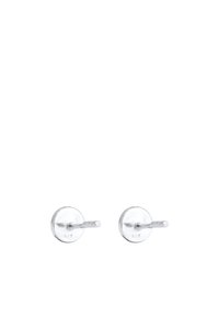 Pendientes de plata con base plana redonda y un poste corto y texturizado. Marcados con "925" para indicar material de plata de ley.