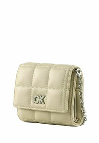 Portefeuille beige matelassé en similicuir avec garnitures argentées, doté d'une bandoulière chaîne et d'un logo embossé sur le devant. Forme rectangulaire compacte.