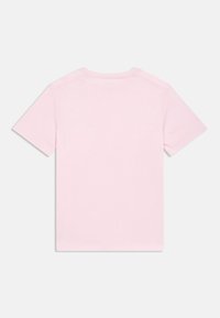 Gaiši rozā kokvilnas t-krekls ar īsām piedurknēm un apaļu apkakli. Gluda tekstūra ar izšūtiem šuvēm, bez grafikas vai rakstiem.