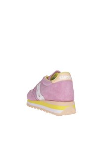 Sneaker in suede e pelle rosa con accenti bianchi, tallone giallo e suola testurizzata. Presenta un logo sul retro e un collo imbottito.