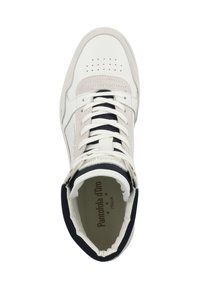 Visoke teniske copate iz belega usnja z bež semiš poudarki in mornarsko modrim ovratnikom. Imajo perforiran prst in bele vezalke.