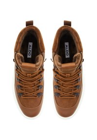 Zapatillas altas marrones con un upper de piel lisa, cordones texturizados, ojales negros y una suela de goma blanca. Presentan un interior forrado suave.