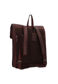 Mochila de cuero marrón con un panel de malla, correas ajustables, asa superior y un compartimento con cremallera. Acabado texturizado con un brillo sutil.