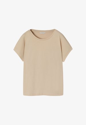 Beige színű, rövid ujjú póló, puha anyagból készült, széles, lekerekített nyakkivágással és laza szabással, felgöngyölt ujjak mellett.