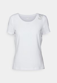 Camiseta blanca de manga corta con cuello redondo y un pequeño logo "EA7" impreso en gris en el hombro izquierdo. Material de algodón suave.