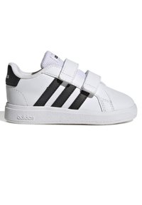 Bílé tenisky Adidas s černými pruhy, suchými zipy, texturovanou gumovou podrážkou a polstrovaným límcem pro pohodlí.