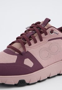 Chaussure de sport rose foncé et rose clair avec dessus en mesh, semelle en caoutchouc contrastante et logo de marque bien visible. Équipée d'un système de laçage sécurisé.
