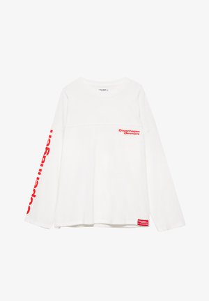 Wit overhemd met lange mouwen met in rode tekst "Kopenhagen Denemarken" op de borst en langs de linkermouw; zachte, gladde stof.