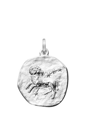 Silberanhänger mit erhabenem Widder und umgebenden Sternen auf einem strukturierten runden Hintergrund.