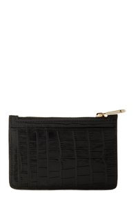 Portefeuille en cuir noir avec un motif crocodile, doté d'une fermeture éclair dorée, de forme rectangulaire et d'une texture lisse.