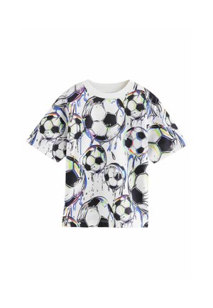 T-shirt a maniche corte con una stampa vivace di palloni da calcio in bianco e nero, arricchita da gocce e accenti colorati su uno sfondo bianco.
