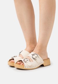 Tamaris Clogs - ivory