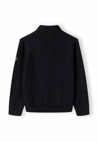 Pulover jermenaste barve s visokim ovratnikom, rebrastimi manšeti in robom. Ima logotip na levem rokavu. Gladka tekstura.