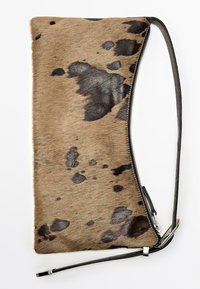 Clutch med bruna och svarta fläckar i hårdskinn, med en svart rem och dragkedjeöppning längs sidan. Slät textur, rektangulär form.