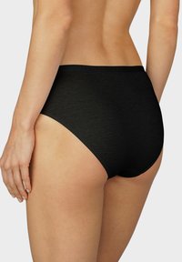 Vysoké černé bavlněné kalhotky s hladkým povrchem a elastickým pasem, s jednoduchým designem bez dalších vzorů nebo akcentů.
