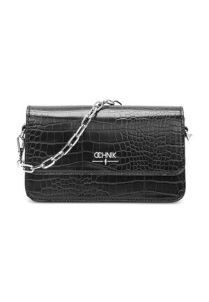 Czarna skórzana kopertówka o fakturze skóry krokodyla, z srebrnym łańcuszkiem na ramię i małym metalowym logo marki na przedniej klapie.