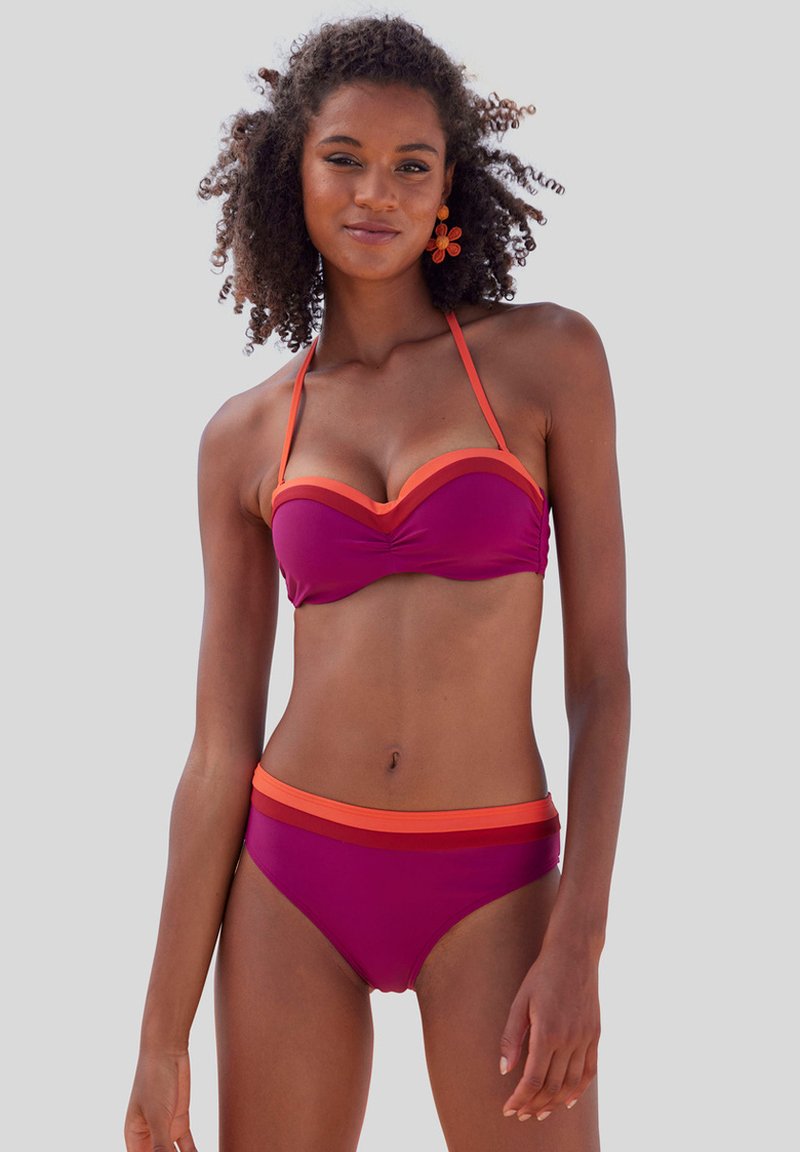 Bikini komplektas su purpurine bandeau viršūne, kuri turi oranžines detales ir reguliuojamas petnešas, bei atitinkančiomis aukštomis liemens kelnaitėmis su oranžiniais apvadais.