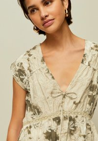 Next BRODERIE TALL - REGULAR FIT - T-shirt med print - khaki green
