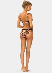 Dwuczęściowy bikini w tygrysim wzorze z odcieniami pomarańczowego i czarnego, z regulowanymi ramiączkami i wysokim stanem.