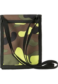 Borsa a tracolla con motivo camouflage in marrone, verde e giallo brillante. Realizzata in tessuto con bordi neri e tracolla regolabile.