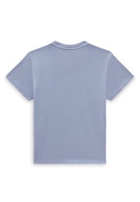 Camiseta de manga corta en algodón de color azul claro. Presenta un cuello redondo, textura suave y un diseño simple sin patrones ni gráficos visibles.
