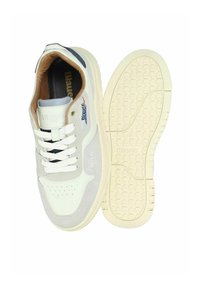 Scarpe sportive bianche e grigie con una combinazione di pelle liscia e suede, punta perforata e suola in gomma testurizzata con dettagli del marchio.