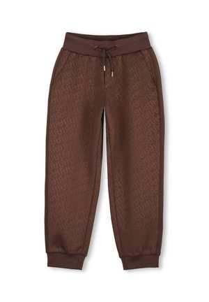 Pantalon de survêtement marron fuselé avec taille élastique, cordon de serrage, poches latérales et motif de logo subtil répétitif.