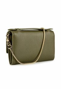 Cartera de cuero verde oliva con acabado texturizado, equipada con una cadena dorada y un diseño elegante. Acentuada con una solapa plegable.
